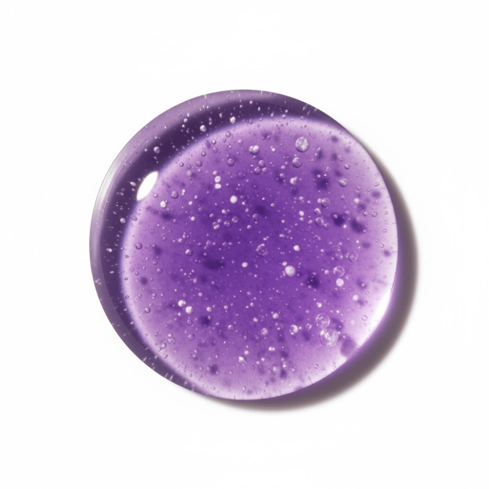 Gros plan (macro) pe sticla de Serum Bakuchiol, evidențiind culoarea mov închis și particulele fine din interior.