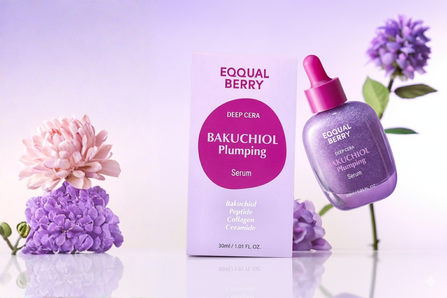 EQQUAL BERRY Bakuchiol Plumping Seum cu ambalaj si floare pe un fundal light